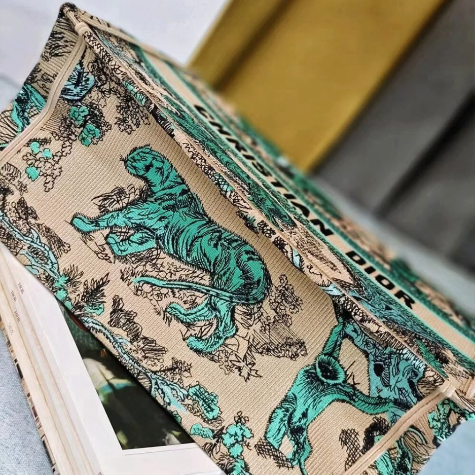 medium D*or book tote