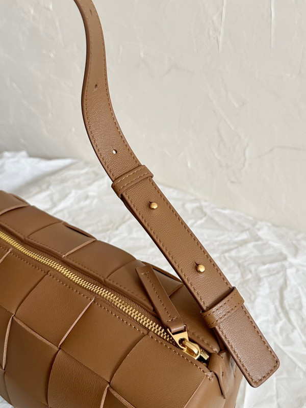 bo*te*ga Ve*ne*ta brick cassette