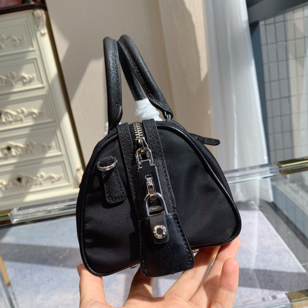 Pra*a re-edition 2005 nylon bag