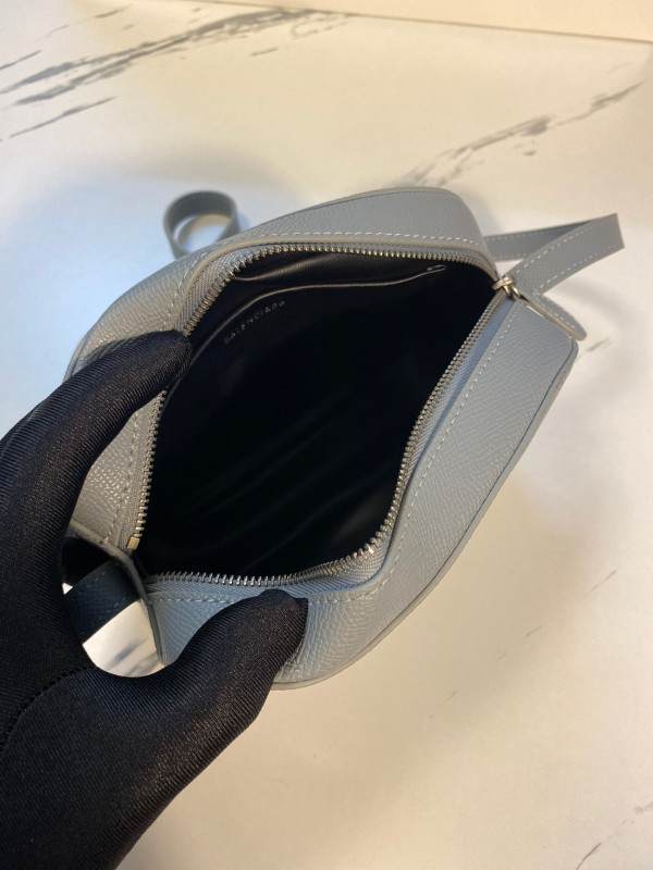 Ba*len*cia*ga everyday camera bag xs