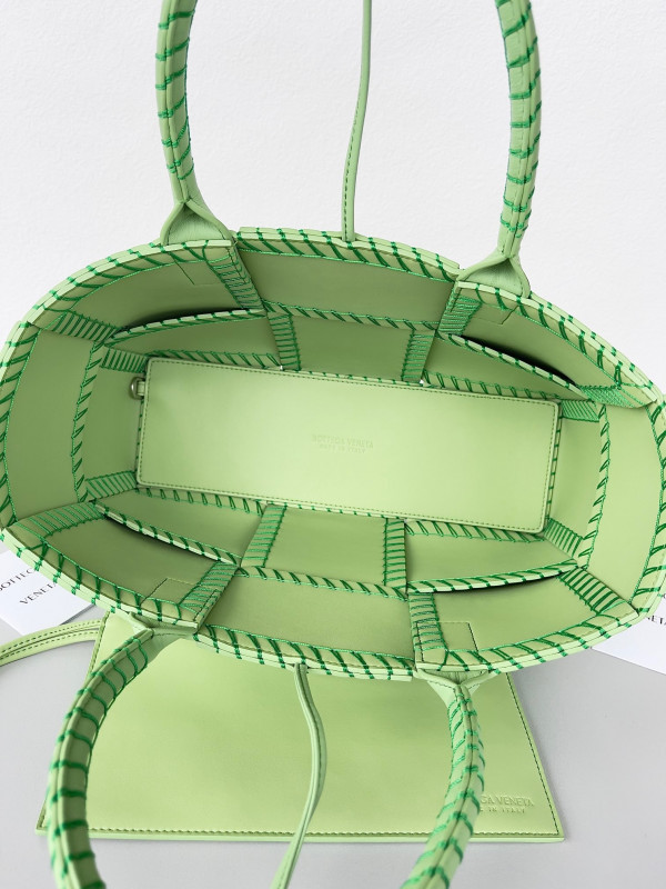 bo*te*ga Ve*ne*ta small arco tote bag