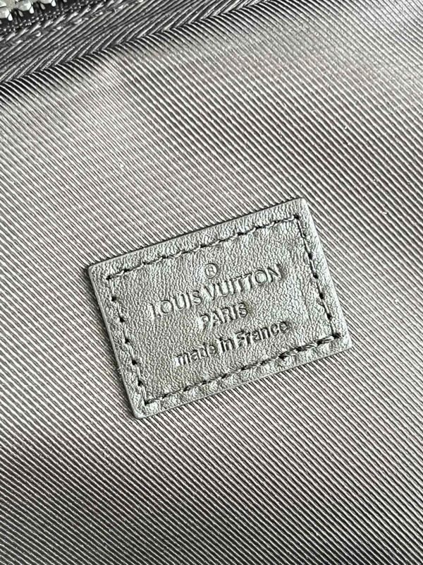 l0*is V*t0n avenue slingbag