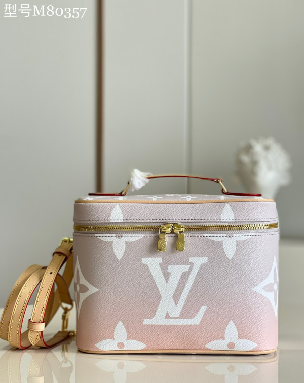 l0*is V*t0n toiletry bag