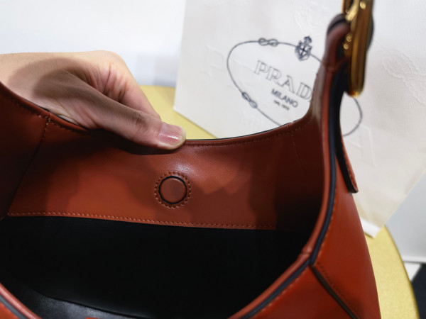 Pra*a leather shoulder bag