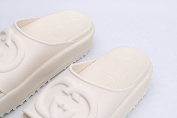 G*u*i slide with interlocking g