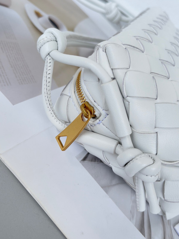 bo*te*ga Ve*ne*ta mini loop camera bag