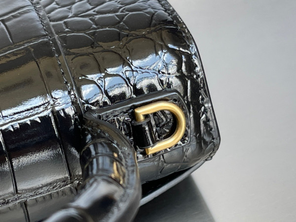 Ba*len*cia*ga hourglass