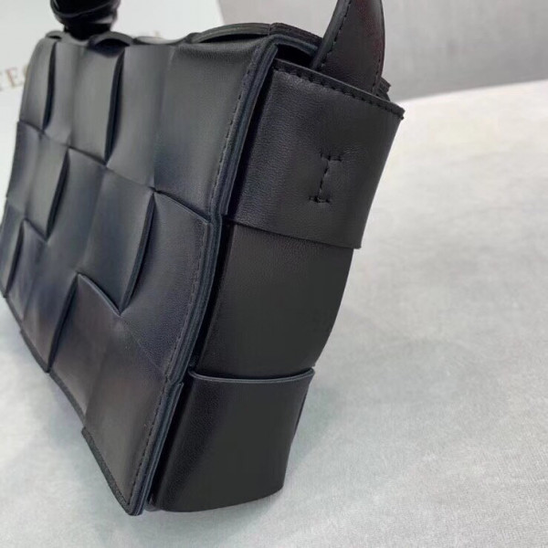 bo*te*ga Ve*ne*ta cassette