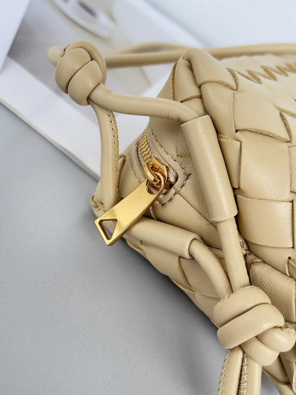 bo*te*ga Ve*ne*ta mini loop camera bag