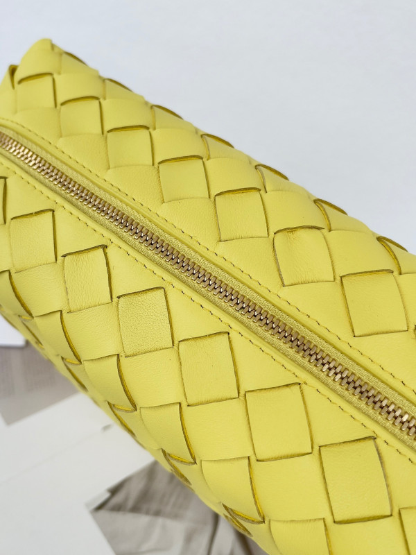 bo*te*ga Ve*ne*ta small loop camera bag