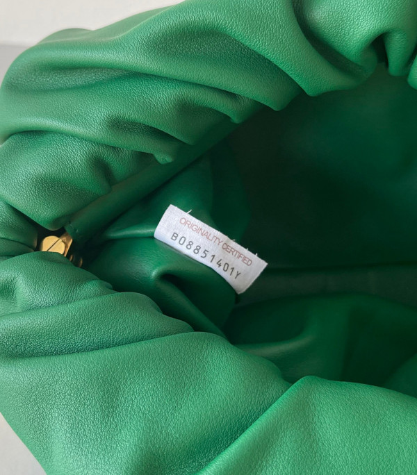 bo*te*ga Ve*ne*ta the chain pouch