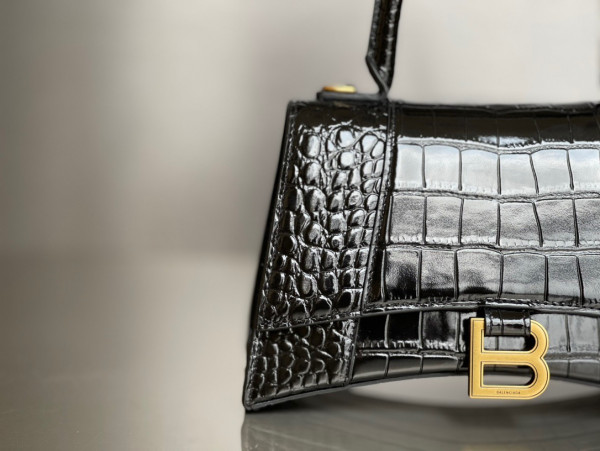 Ba*len*cia*ga hourglass