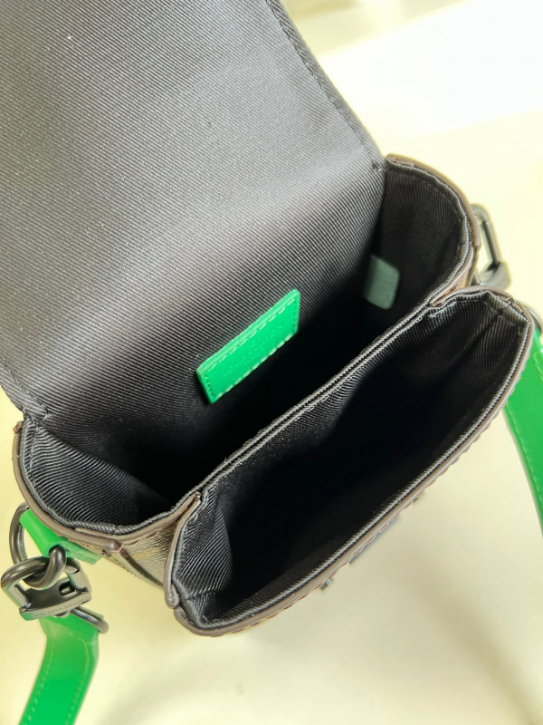 l0*is V*t0n s-lock vertical wearable wallet