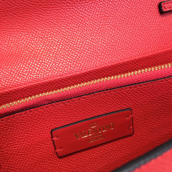 VALENTINO GARAVANI VSLING GRAINY CALFSKIN WALLET WITH CHAIN STRAP