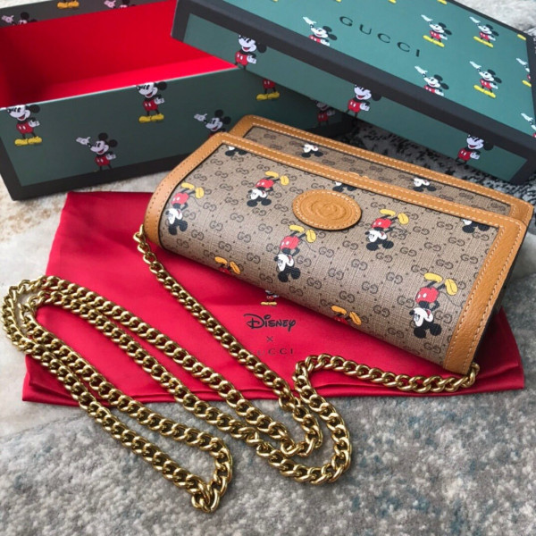 disney x G*u*i gg chain wallet