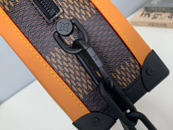 l0*is V*t0n soft trunk