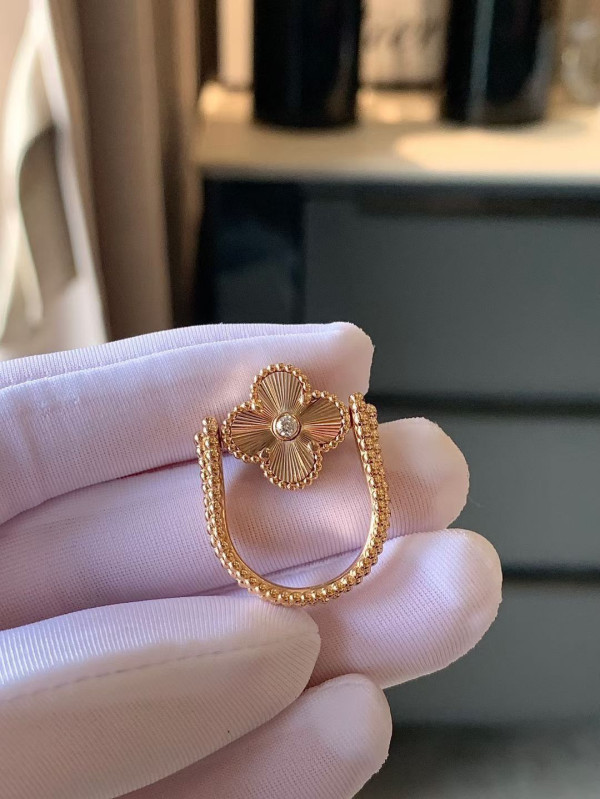 V*N CL*F & arpels perlée reversible ring