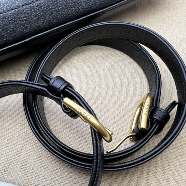 G*u*i aphrodite medium shoulder bag