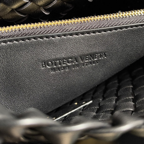 bo*te*ga Ve*ne*ta  small cobble shoulder bag