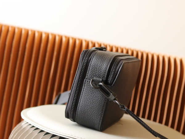 l0*is V*t0n alpha wearable wallet