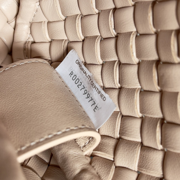 bo*te*ga Ve*ne*ta  mini cobble shoulder bag