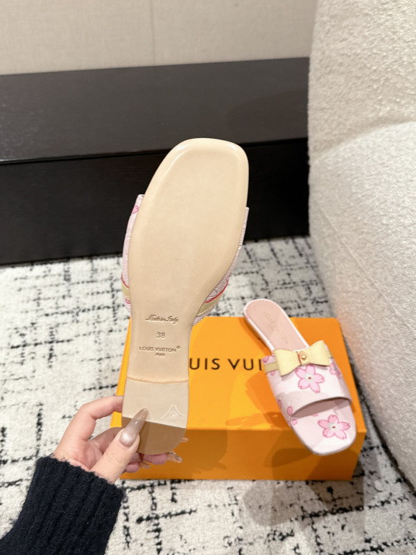 l0*is V*t0n slippers