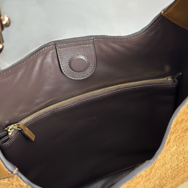 G*u*i b medium shoulder bag