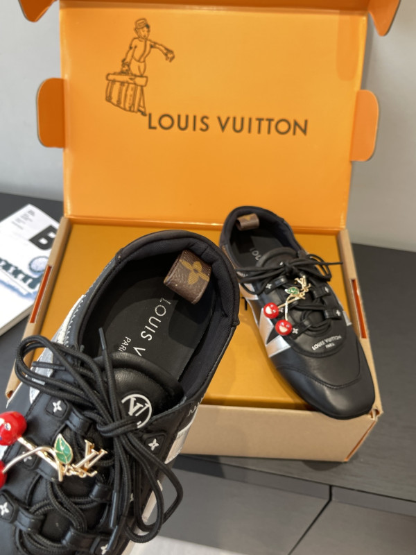 l0*is V*t0n sneakerina