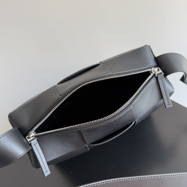 bo*te*ga Ve*ne*ta  arco camera bag -28*18*9cm