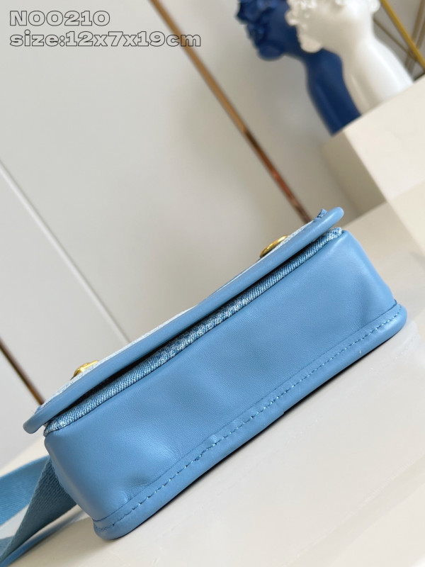 l0*is V*t0n bosphore wearable wallet